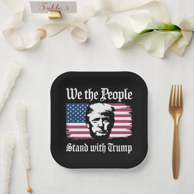 Wir, die Menschen, stehen mit Donald Trump-Unterst Pappteller (Hochzeit)