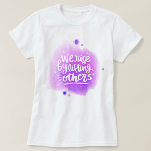 Wir erheben uns, indem wir andere aufheben T-Shirt