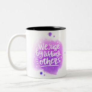 Wir erheben uns, indem wir andere aufheben zweifarbige tasse