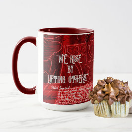 "Wir erheben uns, indem wir andere heben" Zwei-Tas Tasse