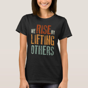 Wir erheben uns, indem wir andere inspirierende Zi T-Shirt