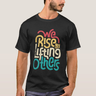 Wir erheben uns, indem wir andere Motivierend Insp T-Shirt
