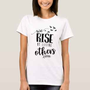 Wir erheben uns, indem wir andere unterstützen T-Shirt
