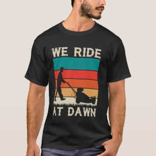 Wir fahren bei Morgendämmerung im sonnigen Garten T-Shirt