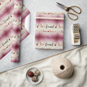Wir fanden Wahre Liebe, dunkles rotes Papier Geschenkpapier