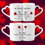 Wir gehören zusammen Niedlichen Strichmännchen Les Liebestassen<br><div class="desc">Feiern Sie Ihre Liebe mit dem zauberhaften Set der Tasse des Strichmännchens mit herzförmigen Griffen, das perfekt dazu geeignet ist, diese besonderen Momente miteinander zu teilen. Diese bezaubernden Tasse sind mit einem niedlichen lesbischen Strichmännchen-Paar verbunden, das rote Herzblasen hält und die Bindung symbolisiert, die Sie zusammen Krawatte, sodass diese Tasse...</div>
