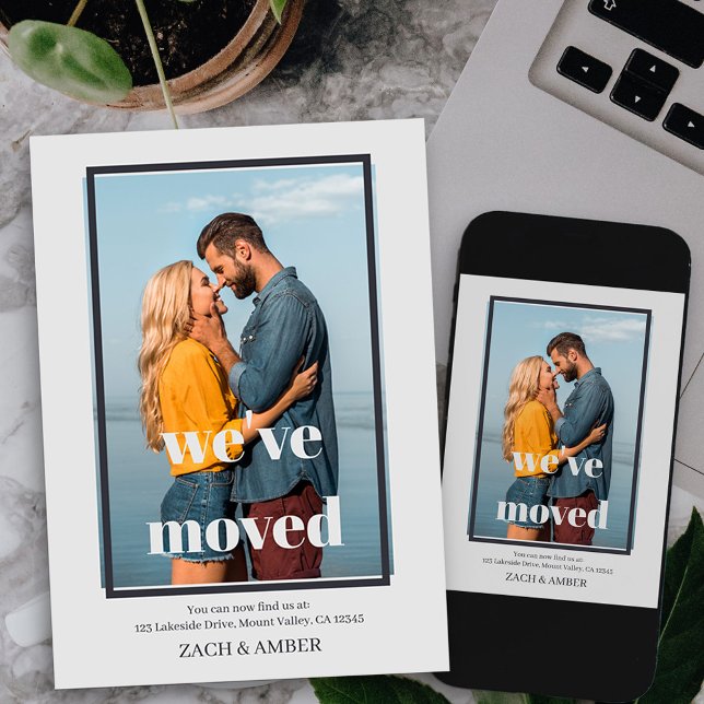 Wir haben das Gerahmte Foto Minimalistisch verscho Ankündigung (Vertical photo new address moving announcement card available printed or printable digital download)