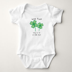 Wir haben das Glück, ein irischer Zwillingsanzug z Baby Strampler