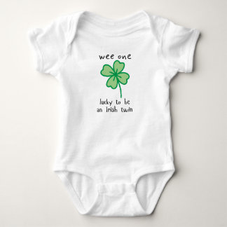 Wir haben das Glück, ein irischer Zwillingsanzug z Baby Strampler