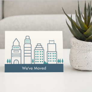 Wir haben das neue Büro "Simple Modern Skyline" Ankündigungspostkarte