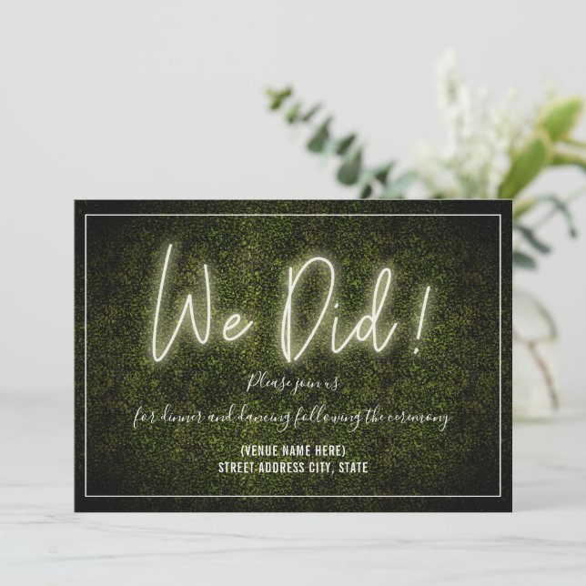 Wir haben die Hochzeitsempfehlung von White Neon B Einladung (Stehend Vorderseite)
