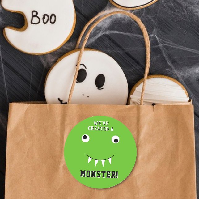 "Wir haben ein Monster geschaffen" Halloween-Kinde Runder Aufkleber (Von Creator hochgeladen)