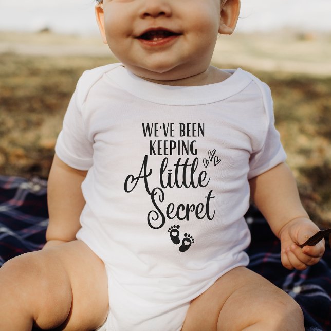 Wir haben eine geheime Schwangerschaft Behalten Baby Strampler (Von Creator hochgeladen)