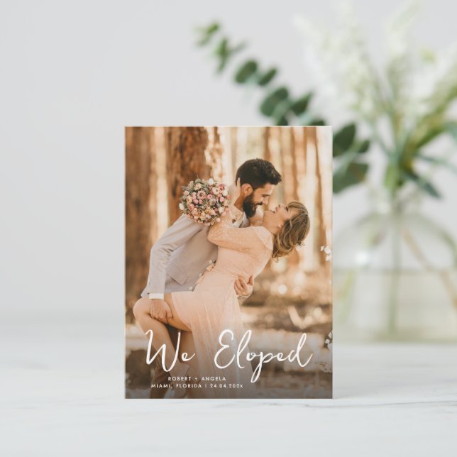 Wir haben eine romantische Hochzeitsankündigung Postkarte (Stehend Vorderseite)