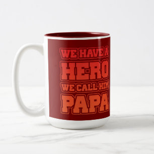 Wir haben einen Helden wir nennen ihn Papa Moderne Zweifarbige Tasse