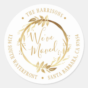 Wir haben Gold Wreath White New Address verschoben Runder Aufkleber