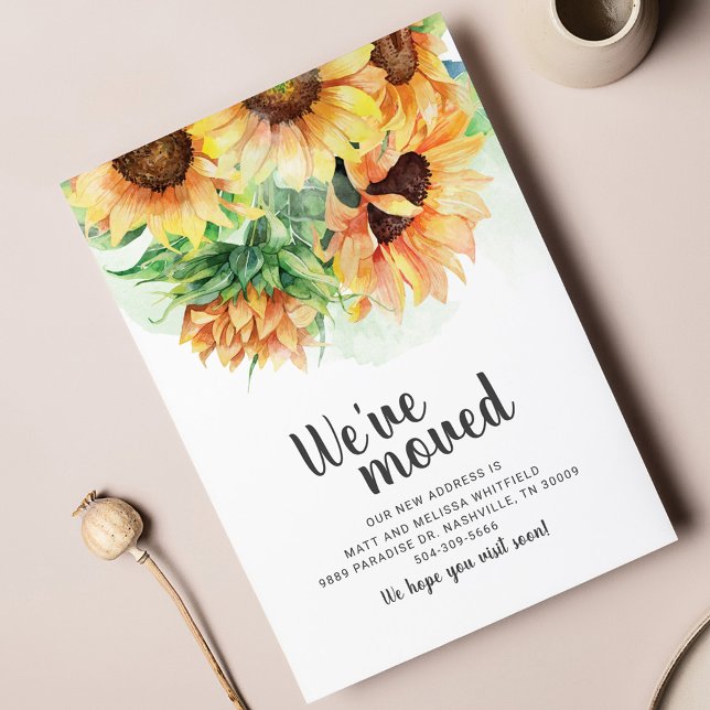 Wir haben Sonnenblumenröte bewegt Ankündigungspostkarte (Floral Greenery Moving Announcement Postcard)