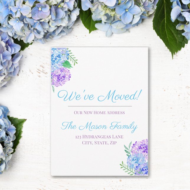 Wir haben Wasserfarben-Hydrangeas-neue Adresse ver Ankündigungspostkarte (Charm loved ones with watercolor blooms, announcing your move sweetly and stylishly.)