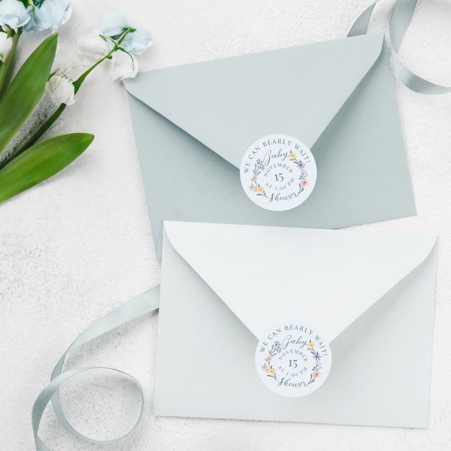 Wir können frühzeitig abwarten Baby Dusche Bläsche Runder Aufkleber (We Can Bearly Wait Baby Shower Floral Wreath Blue Classic Round Sticker)