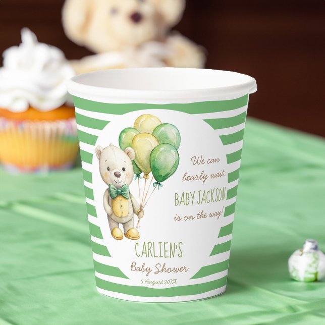 Wir können frühzeitig die grüne Teddybär-Babydusch Pappbecher (We can bearly wait cute sage green teddy bear baby shower personalized monogram printed paper cups)