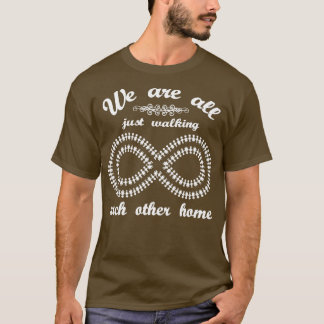 Wir laufen uns alle nur zu Fuß gegenseitig Zuhause T-Shirt