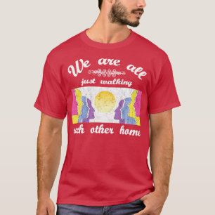 Wir laufen uns alle nur zu Fuß gegenseitig Zuhause T-Shirt