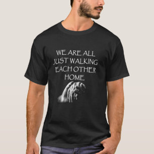Wir laufen uns alle nur zu Fuß gegenseitig Zuhause T-Shirt