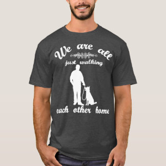 Wir laufen uns alle nur zu Fuß gegenseitig Zuhause T-Shirt