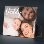 Wir Liebe Sie Daddy Custom Foto Geschenk für Vater Fotoplatte<br><div class="desc">Zeigen Sie Ihre Liebe und Ihre Wertschätzung für Vater mit dem Custom Foto Geschenk für Vater Tabletop Easel Plaque. Diese herzliche und personalisierte Gedenktafel ist ein wunderschöner Weg, Ihre Dankbarkeit und Zuneigung zum Ausdruck zu bringen, und sie ist das ideale Geschenk für den Vatertag, seinen Geburtstag oder jeden Tag, den...</div>