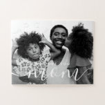 Wir Liebe Sie Mama Modernes klassisches Foto<br><div class="desc">Dieses einfache und klassische Design besteht aus Sans Serif und spielerischer kursiver Typografie und fügt ein individuelles Foto hinzu. Eine Karte für deine Mutter an oder zum Geburtstag,  Muttertag,  Weihnachten oder an jedem Tag,  um deine Liebe für sie zu zeigen.</div>