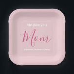 Wir Liebe Sie Mama Rosa Minimalistisch Pappteller<br><div class="desc">Wir Liebe Sie Mama rosa Minimalistisches Design. Süße, feminine, einfache, moderne und elegante Typografie. Text ist "Wir Liebe Sie", "Mama" und "Ihre Namen". Der gesamte Text kann leicht auf Ihre eigenen, schönen Nachrichten geändert werden. Bestellen Sie diese hübschen Teller heute, um Ihre Liebe und Dank an Ihre Ehefrau, Mama, Oma...</div>