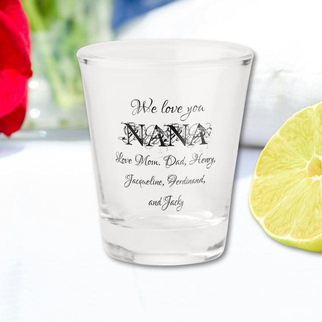 Wir Liebe Sie Nana Moderne Familiennamen Niedlich Schnapsglas ("We Love You Nana" Modern Custom Family Names Cute Shot Glass.)