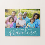 Wir Liebe Sie Oma Custom Foto Geschenk | Aqua<br><div class="desc">Benutzerdefinierte Druckrätsel personalisiert mit Ihrem Foto und Text. Fügen Sie Ihrer Mutter oder Großmutter ein besonderes Foto zum Muttertag hinzu. Text liest "Wir Liebe Sie Oma" oder passen Sie es mit Ihrer eigenen Nachricht an. Verwenden Sie die Designtools, um mehr Fotos hinzuzufügen, die Hintergrundfarbe zu ändern und die Textfarben und...</div>