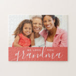 Wir Liebe Sie Oma Custom Foto Geschenk | Korallen<br><div class="desc">Benutzerdefinierte Druckrätsel personalisiert mit Ihrem Foto und Text. Fügen Sie Ihrer Mutter oder Großmutter ein besonderes Foto zum Muttertag hinzu. Text liest "Wir Liebe Sie Oma" oder passen Sie es mit Ihrer eigenen Nachricht an. Verwenden Sie die Designtools, um mehr Fotos hinzuzufügen, die Hintergrundfarbe zu ändern und die Textfarben und...</div>