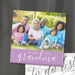 Wir Liebe Sie Oma Custom Foto Magnet<br><div class="desc">Erschwingliche, individuell bedruckte Magnete, die mit Ihren Fotos und Texten personalisiert sind. Fügen Sie Ihrer Mutter oder Großmutter ein besonderes Foto zum Muttertag hinzu. Text liest "Wir Liebe Sie Oma" oder passen Sie es mit Ihrer eigenen Nachricht an. Verwenden Sie die Designtools, um mehr Fotos hinzuzufügen, die Hintergrundfarbe zu ändern...</div>