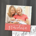 Wir Liebe Sie Oma Custom Foto Magnet<br><div class="desc">Erschwingliche, individuell bedruckte Magnete, die mit Ihren Fotos und Texten personalisiert sind. Fügen Sie Ihrer Mutter oder Großmutter ein besonderes Foto zum Muttertag hinzu. Text liest "Wir Liebe Sie Oma" oder passen Sie es mit Ihrer eigenen Nachricht an. Verwenden Sie die Designtools, um mehr Fotos hinzuzufügen, die Hintergrundfarbe zu ändern...</div>