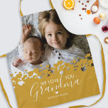 Wir Liebe Sie Oma Foto Gelb Schürze<br><div class="desc">Sie kochen nicht besser als Oma! Auf der Suche nach einem besonderen Geschenk für Ihre Großmutter, dann ist diese personalisierte Senf gelbe Schürze perfekt mit einem wertvollen familiären Foto der Kinder, einem trendigen Herzdesign, dem Sprichwort "We Liebe you Oma", und den Enkelkindern Namen.</div>
