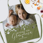Wir Liebe Sie Oma Foto Green Schürze<br><div class="desc">Sie kochen nicht besser als Oma! Auf der Suche nach einem besonderen Geschenk für Ihre Großmutter, dann ist diese personalisierte Schürze perfekt mit einem wertvollen familiären Foto der Kinder, einem modernen grünen Herzdesign, dem Sprichwort "We Liebe you Oma", und den Enkelkindern Namen.</div>