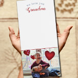 Wir Liebe Sie Oma hinzufügen ein Foto Magnetischer Notizblock<br><div class="desc">Ein Magnetnotizpad für Listenliebhaber! Fügen Sie das Foto Ihres Kindes zu diesem Papierblock hinzu und geben Sie Ihrer Lebensmittelliste ein Upgrade! Ein wunderbares Geschenk für Familie und Freunde,  besonders für Grandmas!!</div>