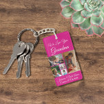 Wir Liebe Sie Oma | Magenta 5 Foto Schlüsselanhänger<br><div class="desc">Eleganter 5 Foto Collage Schlüsselanhänger mit individualisierbaren wir Liebe Sie Großschrift Typografie und personalisiert mit Enkel Namen auf anpassbaren olivgrün Hintergrund.</div>