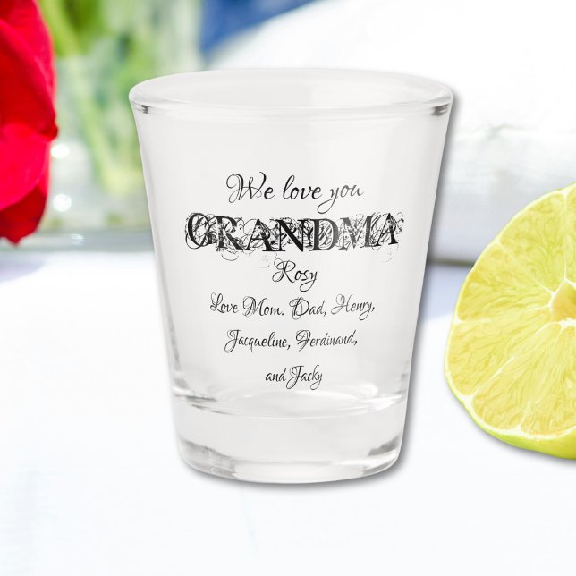 Wir Liebe Sie Oma Moderne Familienname Niedlich Schnapsglas ("We Love You Grandma "Modern Custom Family Names Cute Shot Glass.)