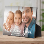 Wir Liebe Sie Pinsel Script Individuelle Name Foto Fotoplatte<br><div class="desc">Dieses trendige Pinsel Skript Kalligrafie-Design lesen WE LIEBE YOU über Ihre individuelle Namen und Nachricht ist ein schönes Foto-Plakat Geschenk für alle Familienmitglieder. Hier liest es "Oma",  aber das ist leicht anpassbar,  um Mutter,  Vater,  oder jeden Namen,  den Sie wollen,  zu lesen.</div>