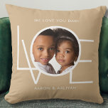 Wir Liebe Sie Vater Custom Foto Tan Kissen<br><div class="desc">Diese We Liebe You Vater Foto Kissen ist mit dem Wort LIEBE in weißen Typografie auf einem bräunlichen Hintergrund dekoriert. Einfach mit Ihrem Foto und Namen anpassbar. Perfekt als Vatertagsgeschenk.</div>