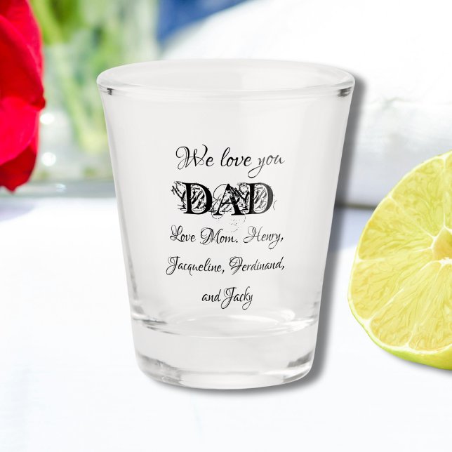 Wir Liebe Sie Vater Moderne Familiennamen Cool Schnapsglas (A Personalized shot glass for a beloved father. "We Love You Dad" Modern With Custom Family Names.)