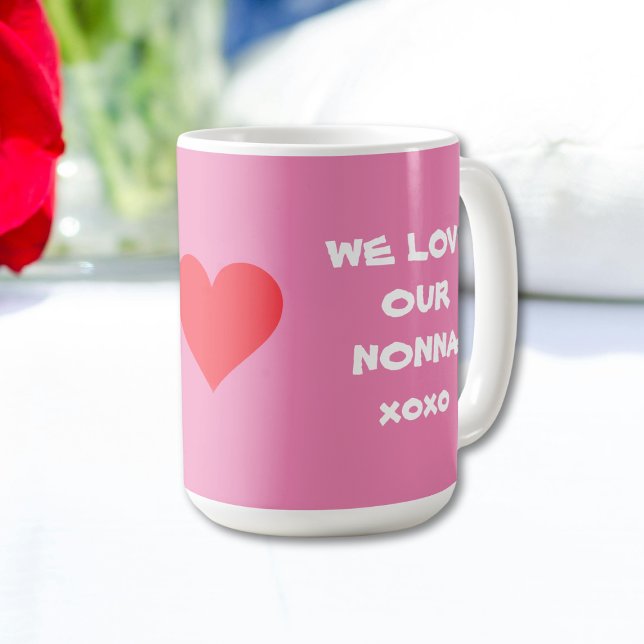 WIR LIEBE UNSERE NONNA - Soft Pink Italian Granny Kaffeetasse (WE LOVE OUR NONNA - White Scrip[t on Soft Pink with Red Heart - Coffee Mug for Italian Grandma.)