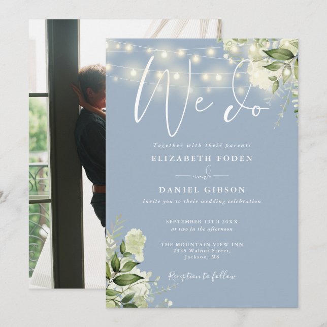 Wir machen Greenery Lights Foto Dusty Blue Wedding Einladung (Vorne/Hinten)