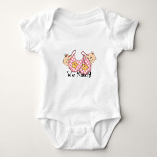 Wir passen Peeking Twins mit Bibs 2 Girls Baby Strampler
