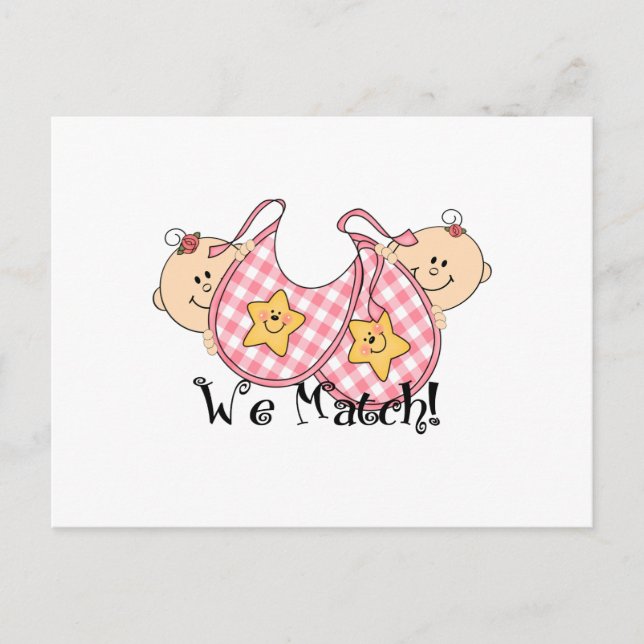 Wir passen Peeking Twins mit Bibs 2 Girls Postkarte (Vorderseite)