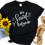 Wir sagten Orlando Black Funny Bachelorette T-Shirt<br><div class="desc">Niedliches modernes Design für die Hochzeitsfeier oder für einen Bachelorette. Die Wirblen Worte" Wir sagten New York City Orlanda " auf einem schwarzen Abschlag,  hat ein Herz und wird sicher bemerkt werden. Junggeselinnen-Abschied Destination.. Orlando. Kann für das Abendessen der Probe getragen werden,  zusammen mit Ihrer Hochzeitsfeier.</div>