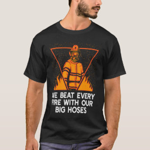 Wir schlagen Feuer mit unseren Big Hoses Feuerwehr T-Shirt